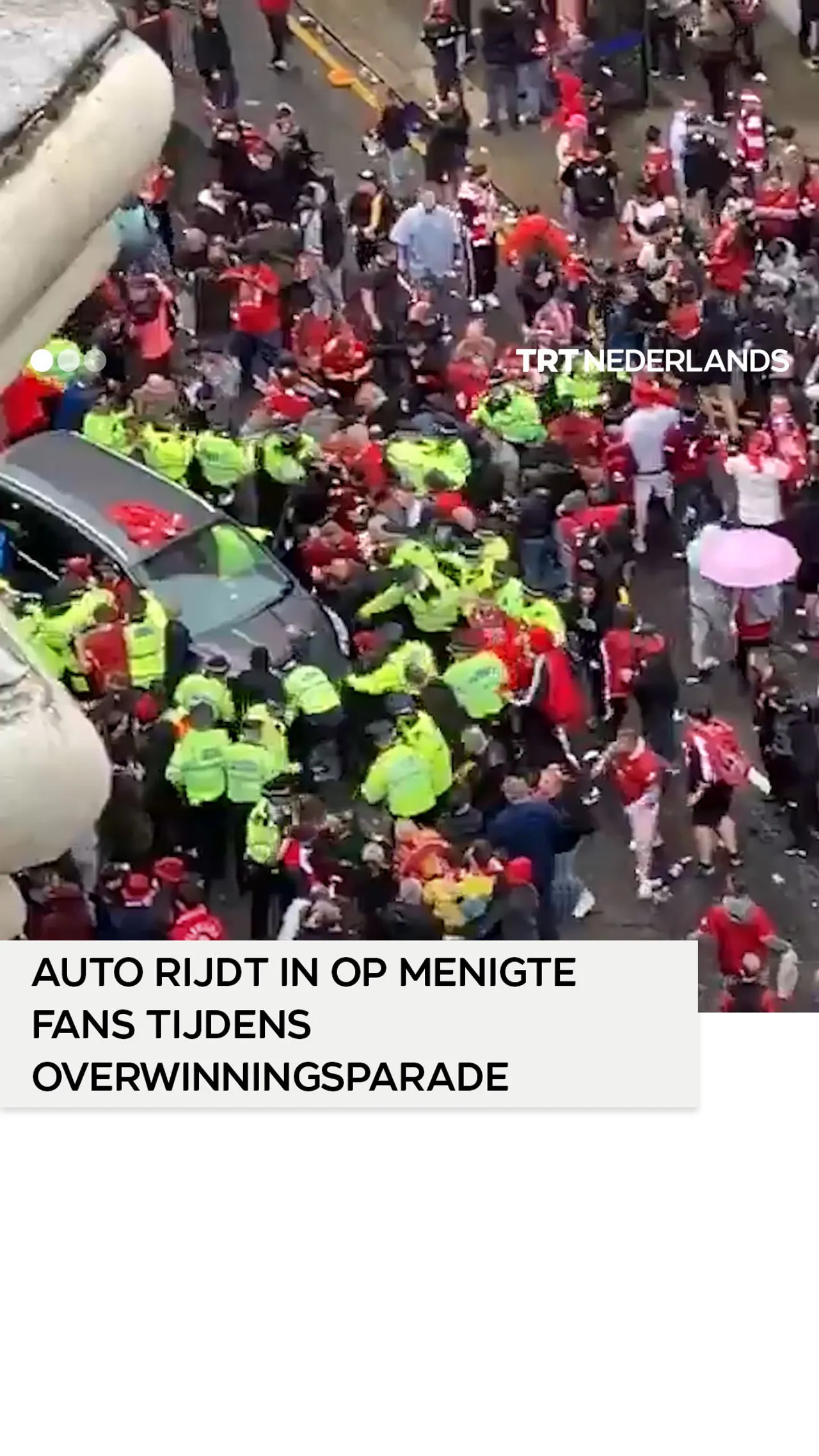 Auto rijdt in op menigte feestende fans